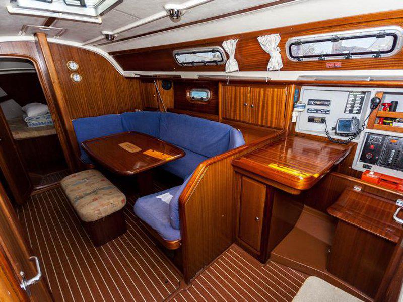 Book yachts online - sailboat - Bavaria 36 Holiday - EC- 36H-99-CR - rent