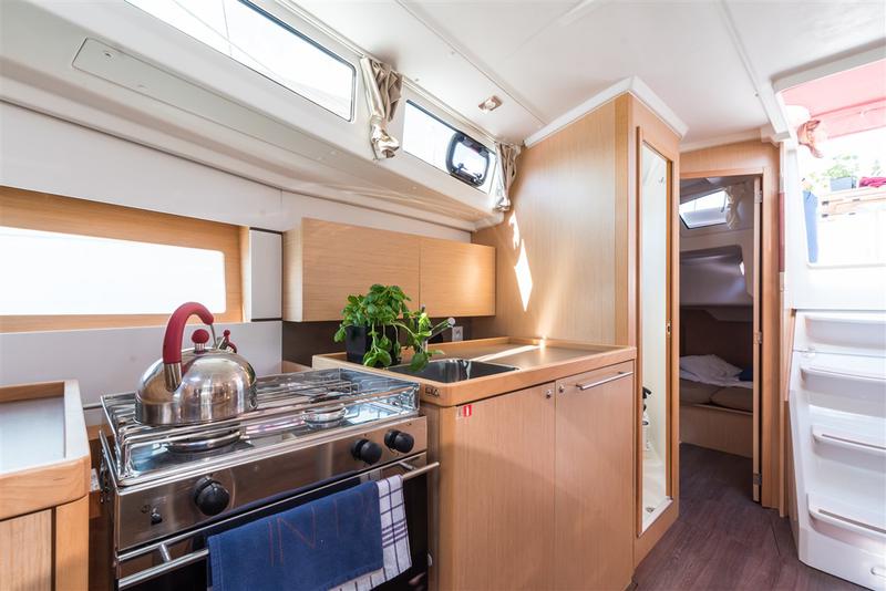 Book yachts online - sailboat - Oceanis 38.1 - LUCE - rent