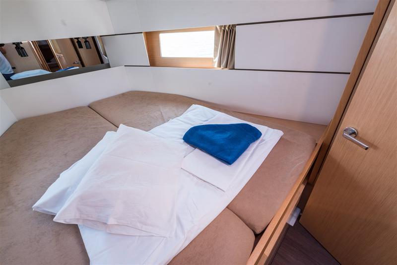 Book yachts online - sailboat - Oceanis 38.1 - LUCE - rent