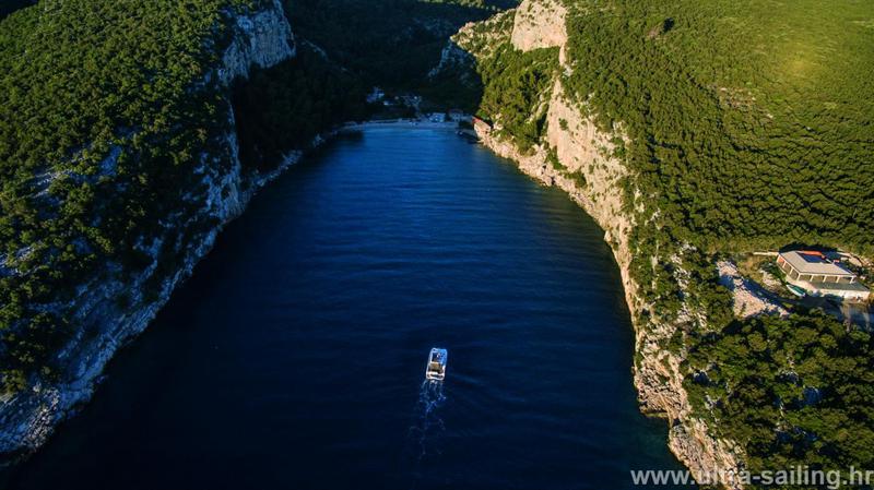 Book yachts online - powercatamaran - MY 37 - MY HOLIDAY- with AC and generator - rent