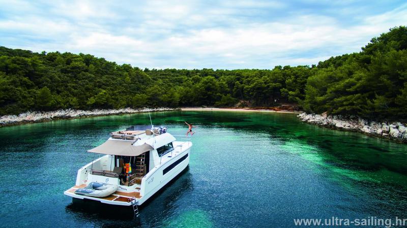 Book yachts online - powercatamaran - MY 37 - MY HOLIDAY- with AC and generator - rent
