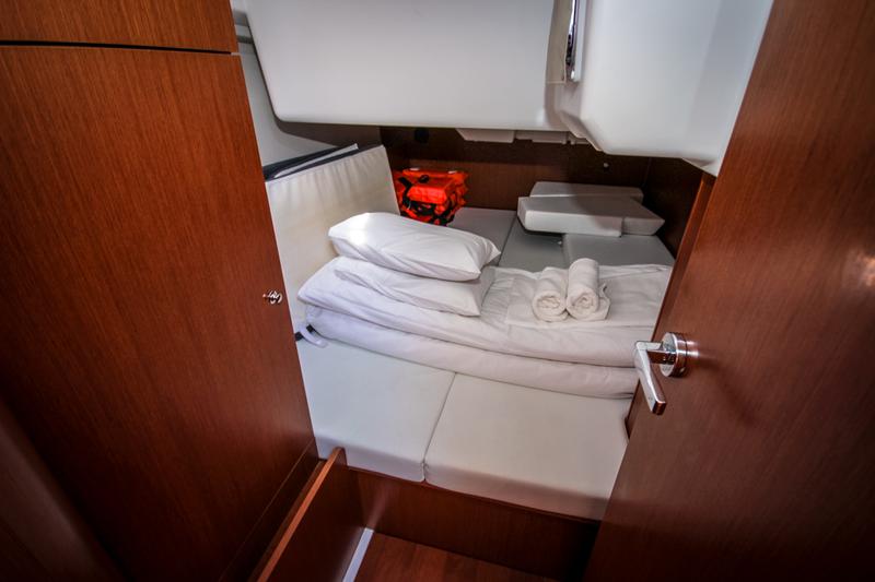 Book yachts online - sailboat - Oceanis 35 - MALA LUNA - rent