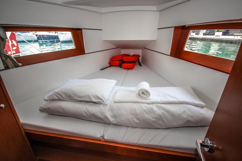 Book yachts online - sailboat - Oceanis 35 - MALA LUNA - rent