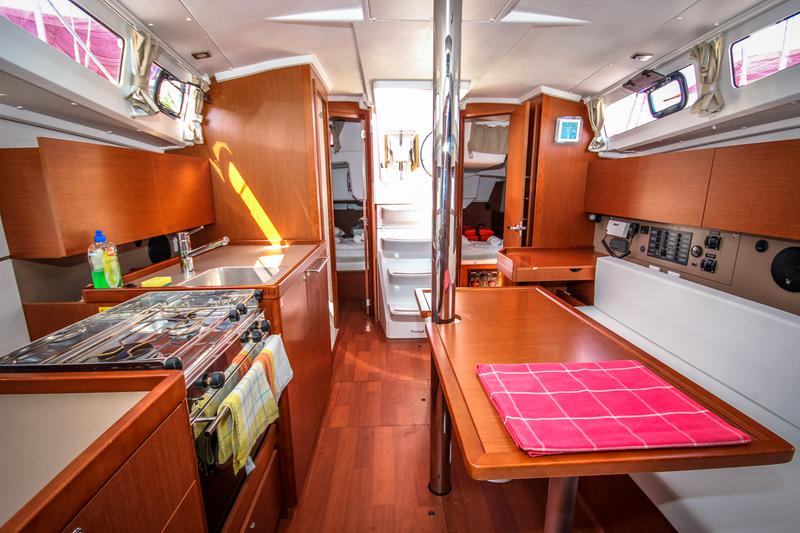 Book yachts online - sailboat - Oceanis 35 - MALA LUNA - rent