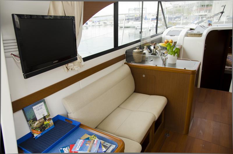 Book yachts online - motorboat - Antares 42 (2014) - ROKO V - rent