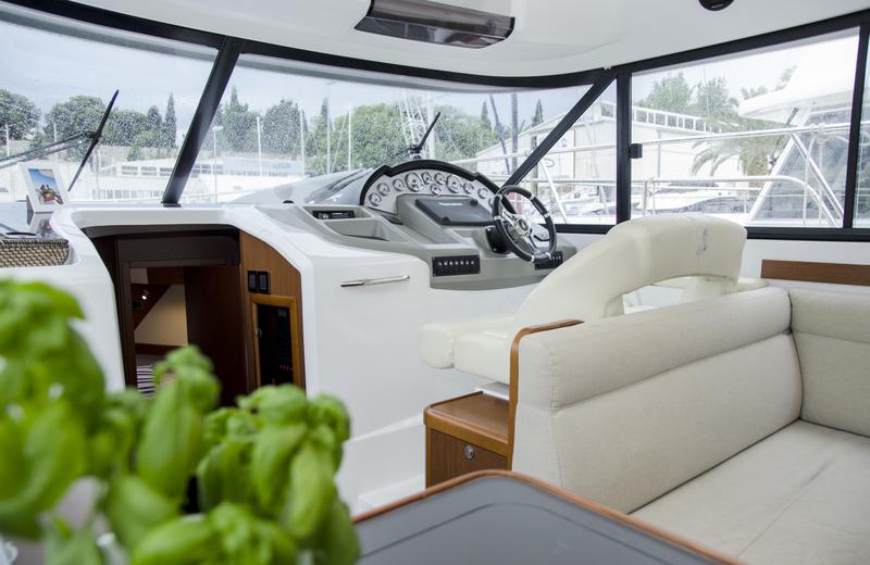 Book yachts online - motorboat - Antares 42 (2014) - ROKO V - rent