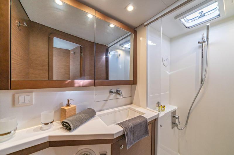 Book yachts online - catamaran - Lagoon 450 Sport LUX equipped with generator, A/C (saloon+cabins), ice maker, dishwasher, 2 S.U.P., underwater lights - PRINCESS SOFIA - rent