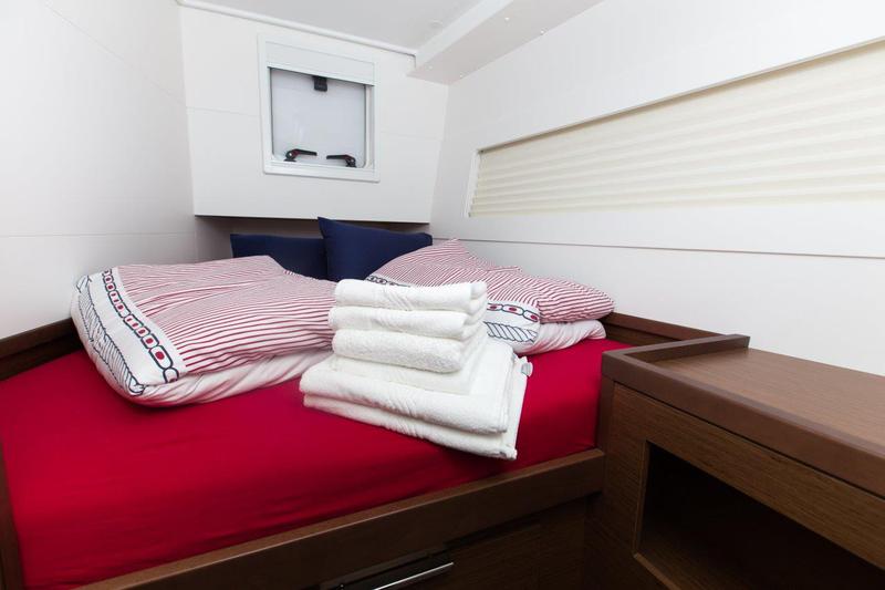 Book yachts online - catamaran - Lagoon 40 (2019) equipped with a/c (salon), generator, portable ice maker, SUP board for 3 pax - MARINERO - rent