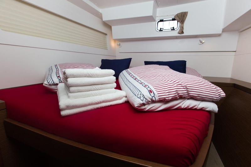 Book yachts online - catamaran - Lagoon 40 (2019) equipped with a/c (salon), generator, portable ice maker, SUP board for 3 pax - MARINERO - rent