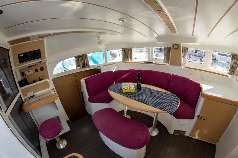 Book yachts online - catamaran - Lagoon 380 (2015) - MINI - rent