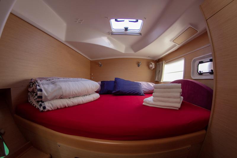 Book yachts online - catamaran - Lagoon 380 (2015) - MINI - rent