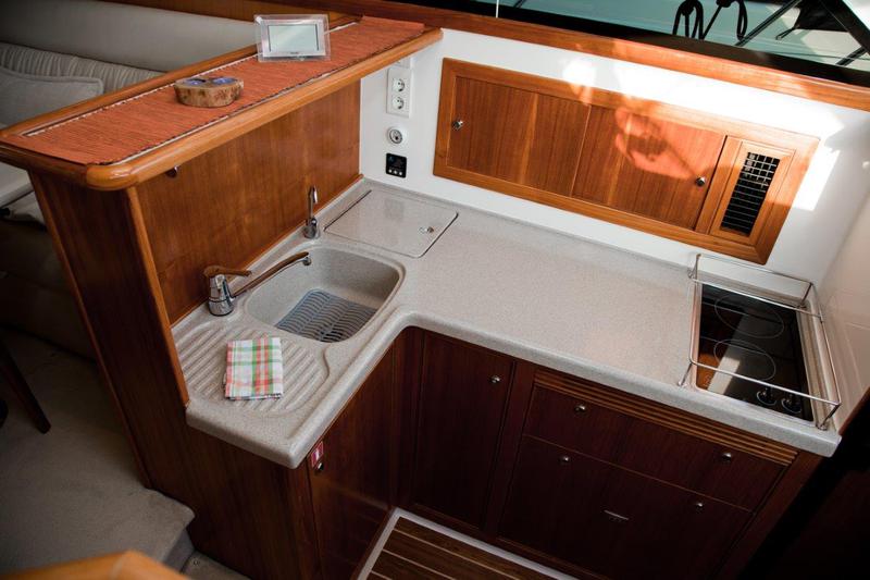 Book yachts online - motorboat - Riviera 42 (2006) - LIMINI - rent