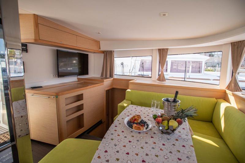 Book yachts online - catamaran - Lagoon 42 (2018) equipped with generator, A/C (saloon+cabins), water maker, bow thruster - ALMA SOFIA - rent