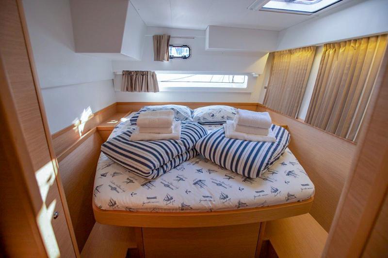 Book yachts online - catamaran - Lagoon 42 (2018) equipped with generator, A/C (saloon+cabins), water maker, bow thruster - ALMA SOFIA - rent