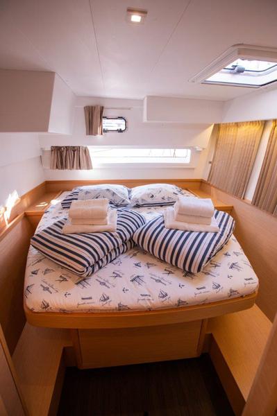 Book yachts online - catamaran - Lagoon 42 (2018) equipped with generator, A/C (saloon+cabins), water maker, bow thruster - ALMA SOFIA - rent