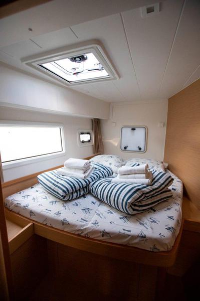 Book yachts online - catamaran - Lagoon 42 (2018) equipped with generator, A/C (saloon+cabins), water maker, bow thruster - ALMA SOFIA - rent