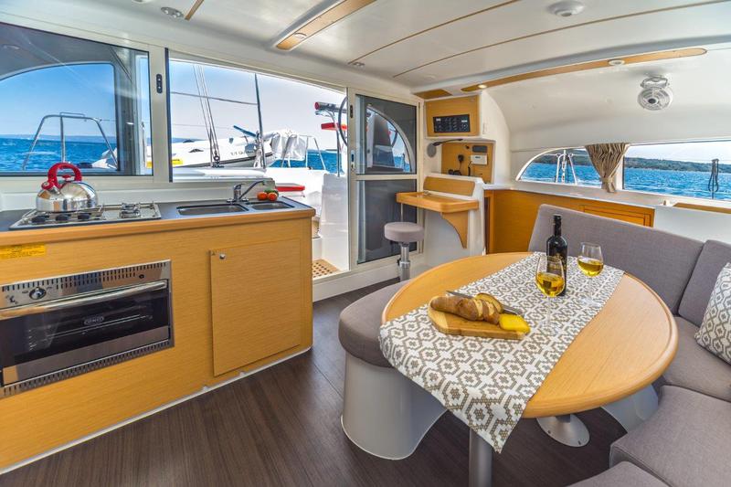 Book yachts online - catamaran - Lagoon 380 (2017) - QUEEN MIA - rent