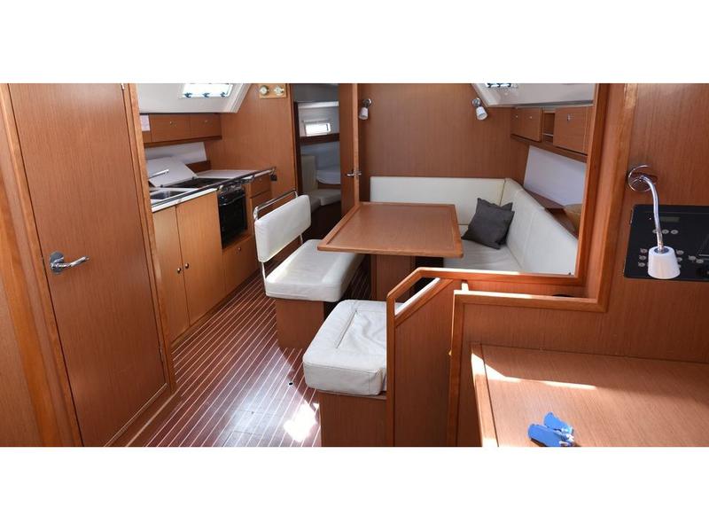 Book yachts online - sailboat - Bavaria Cruiser 40 - Enrica - rent