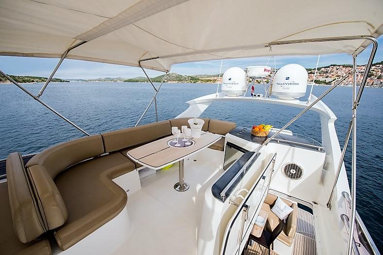 Book yachts online - motorboat - Galeon 640 Fly - Le Chiffre - rent