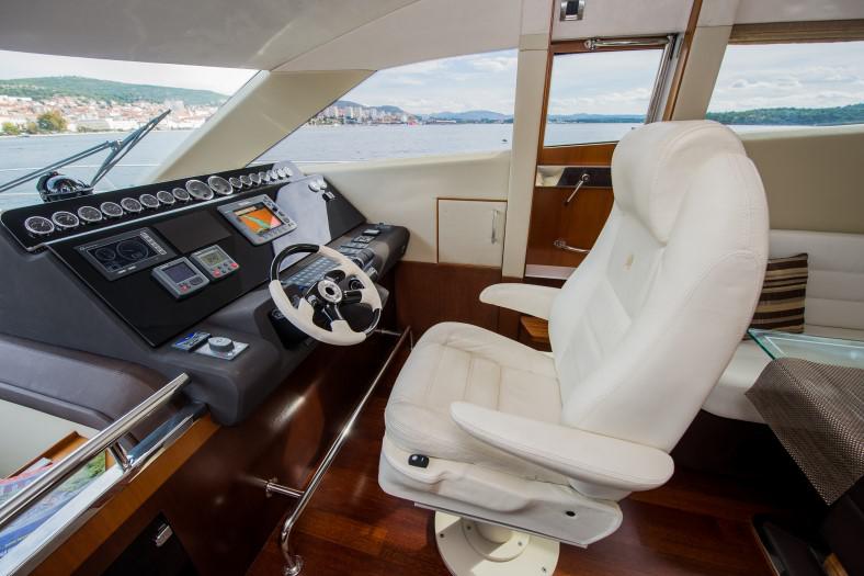 Book yachts online - motorboat - Galeon 640 Fly - Le Chiffre - rent