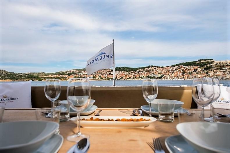 Book yachts online - motorboat - Galeon 640 Fly - Le Chiffre - rent