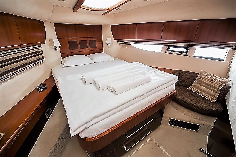 Book yachts online - motorboat - Galeon 640 Fly - Le Chiffre - rent