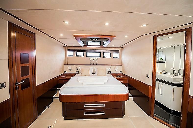 Book yachts online - motorboat - Galeon 640 Fly - Le Chiffre - rent