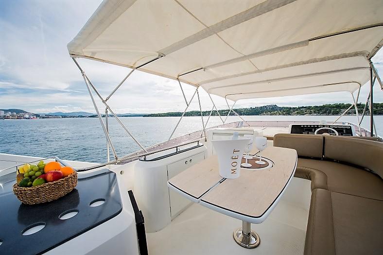 Book yachts online - motorboat - Galeon 640 Fly - Le Chiffre - rent