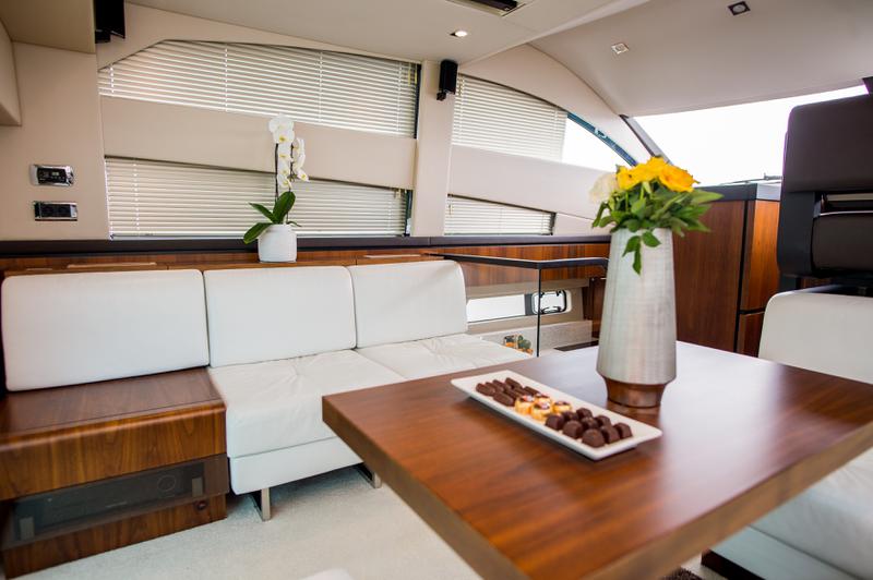 Book yachts online - motorboat - Fairline Squadron 42 - Solitaire - rent