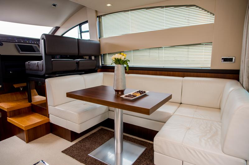 Book yachts online - motorboat - Fairline Squadron 42 - Solitaire - rent