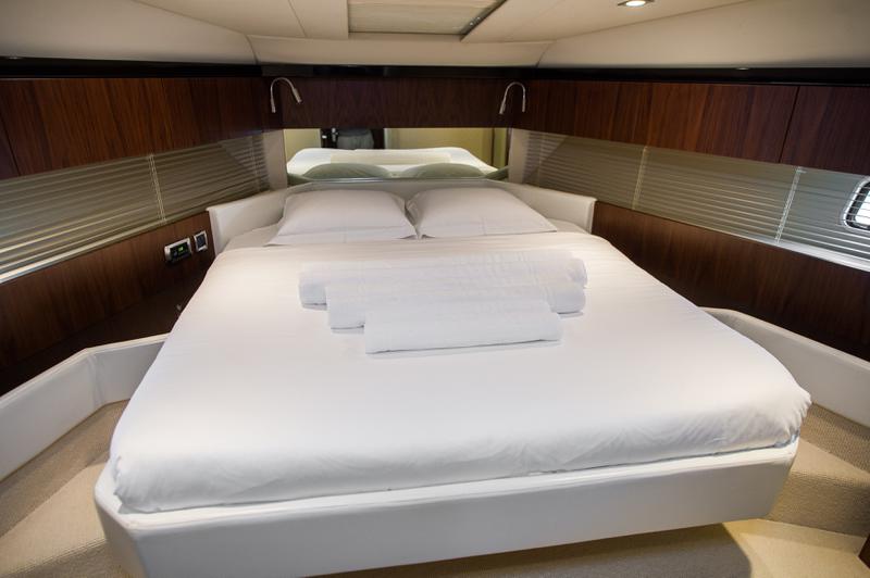 Book yachts online - motorboat - Fairline Squadron 42 - Solitaire - rent