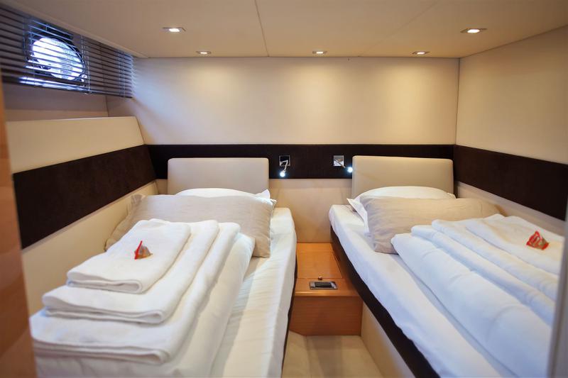 Book yachts online - motorboat - Azimut Atlantis 54 - Moonraker - rent