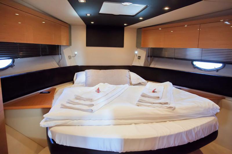 Book yachts online - motorboat - Azimut Atlantis 54 - Moonraker - rent