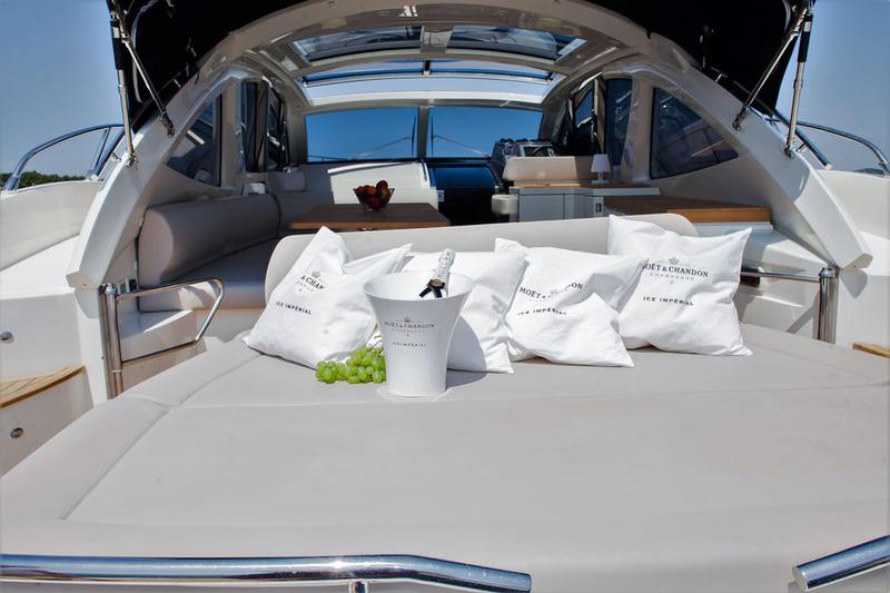 Book yachts online - motorboat - Azimut Atlantis 54 - Moonraker - rent