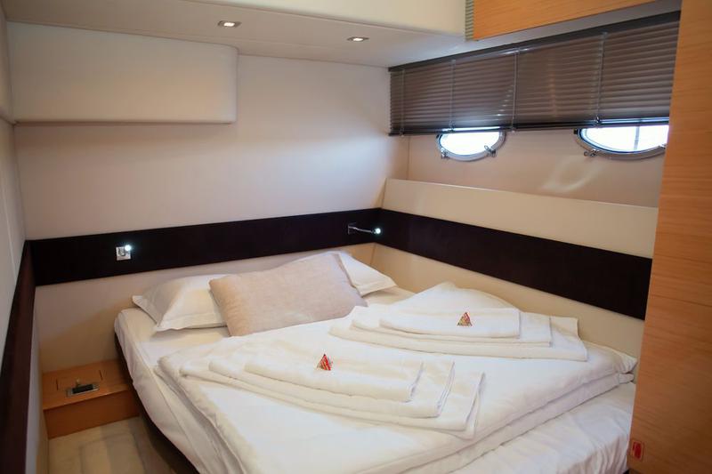 Book yachts online - motorboat - Azimut Atlantis 54 - Moonraker - rent