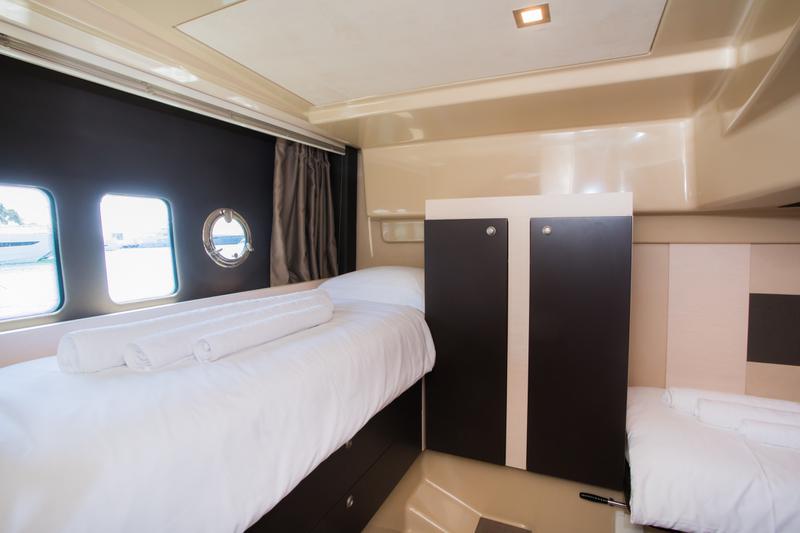 Book yachts online - motorboat - Cranchi M44 HT - Fellow II - rent