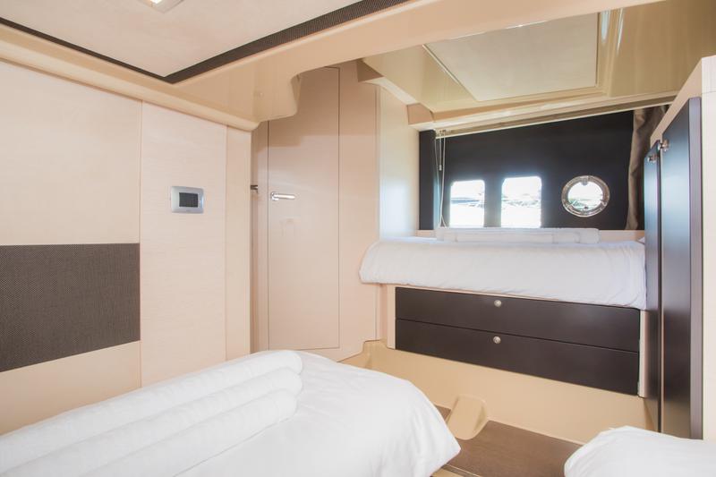Book yachts online - motorboat - Cranchi M44 HT - Fellow II - rent