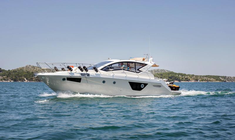 Book yachts online - motorboat - Cranchi M44 HT - Fellow II - rent