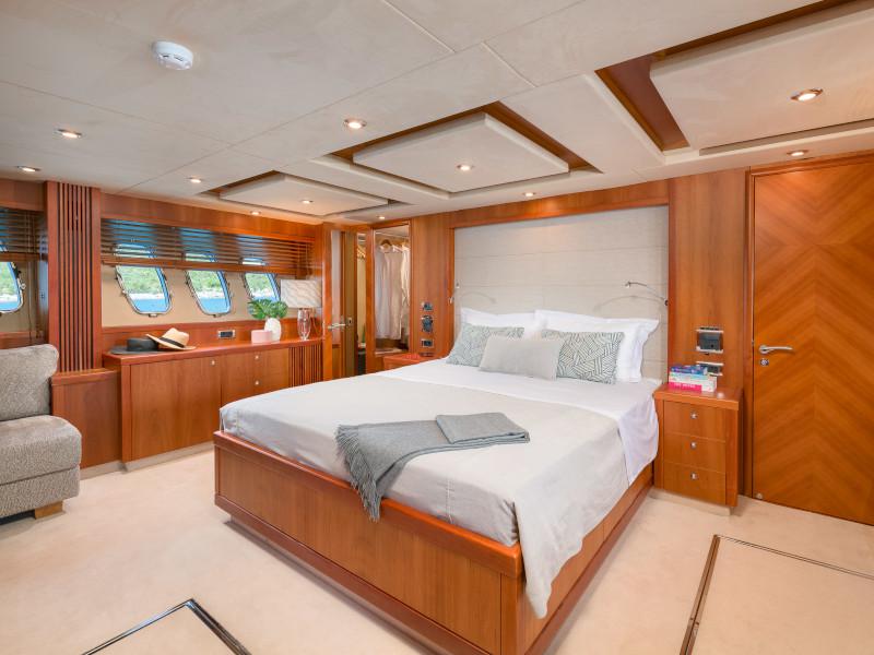 Book yachts online - motorboat - Predator 108 - QUANTUM - rent