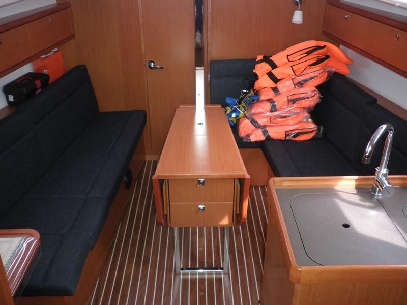 Book yachts online - sailboat - Bavaria Cruiser 33 - GIRICA - rent