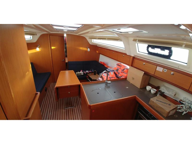 Book yachts online - sailboat - Bavaria Cruiser 37 - AMALIA - rent