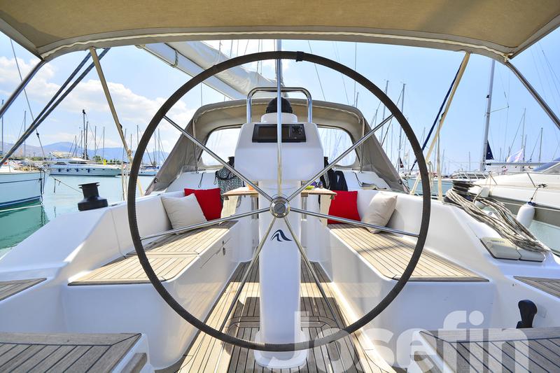 Book yachts online - sailboat - Hanse 325 - Josefin - rent