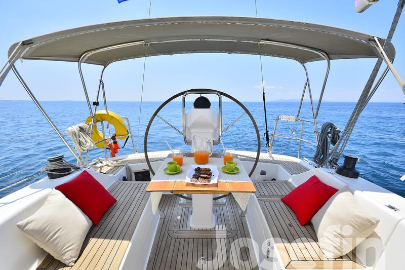 Book yachts online - sailboat - Hanse 325 - Josefin - rent
