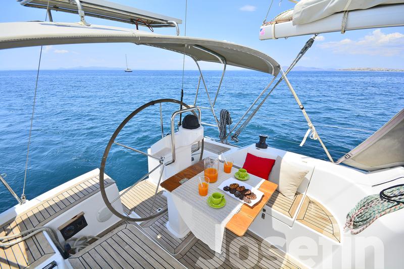 Book yachts online - sailboat - Hanse 325 - Josefin - rent