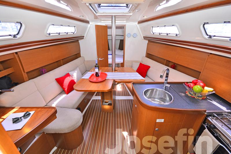 Book yachts online - sailboat - Hanse 325 - Josefin - rent