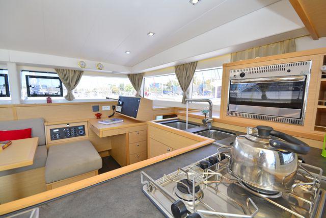 Book yachts online - catamaran - Lagoon 400S2 - FOOTPRINTS - rent
