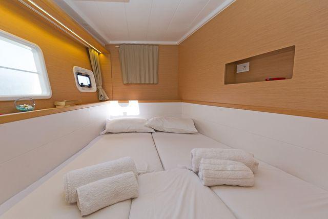 Book yachts online - catamaran - Lagoon 400S2 - FOOTPRINTS - rent