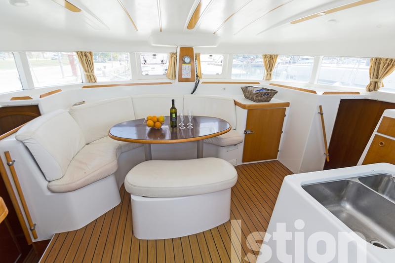 Book yachts online - catamaran - Lagoon 380 - Istion - rent