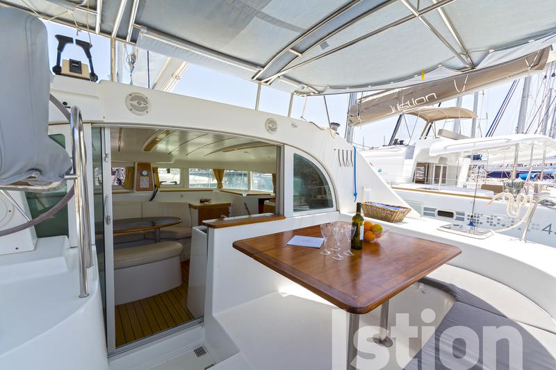 Book yachts online - catamaran - Lagoon 380 - Istion - rent