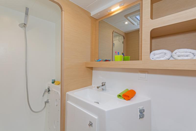Book yachts online - catamaran - Lagoon 42 A/C &amp; GEN &amp; WM - AMICI - rent